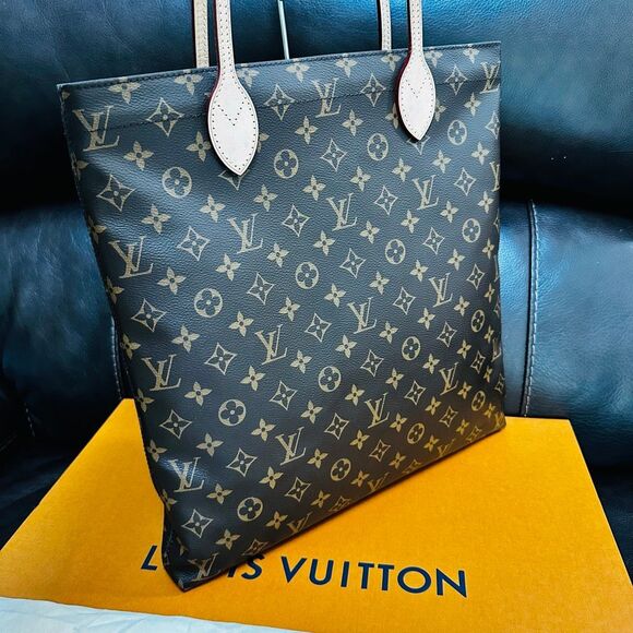 Louis Vuitton Carry It Tote - Picture 2 of 15